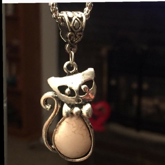 Metal Cat Necklace - Picture 2 of 3